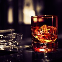 Vladimir Frank - Рюмка водки на столе и в стакане виски