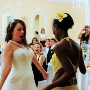 Afro-brazilskoe shou Moniki Mendes i afrikanskikh barabanshchikov